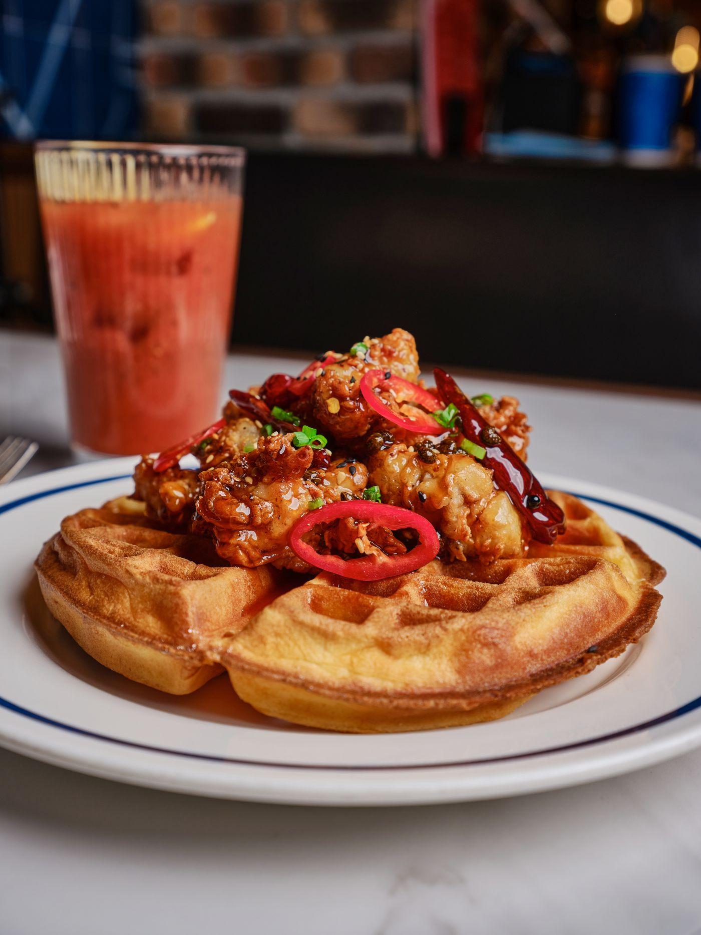 早午餐供應麻辣炸雞酸種窩夫($138)