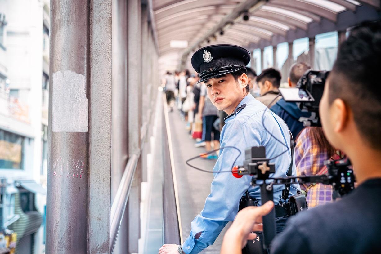 Mario穿上梁朝偉在《重慶森林》的警察造型,拍攝旅發局宣傳片。