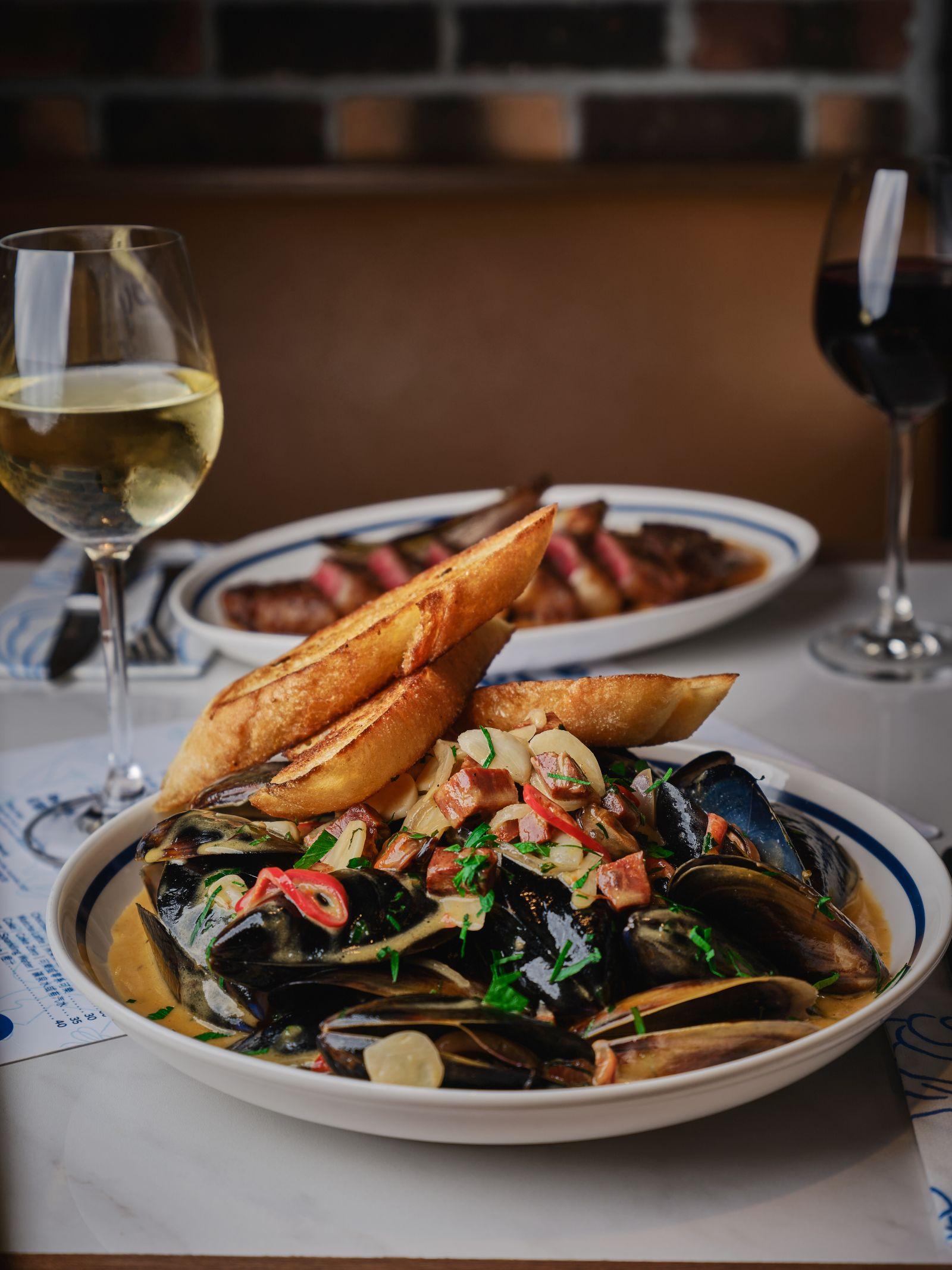 辣肉腸白酒煮青口配酸種麵包($268)