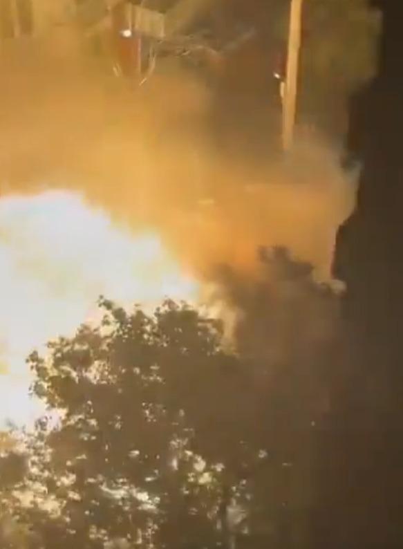 紐約區有車輛起火,消防員處理時汽車突然爆炸。(影片截圖)