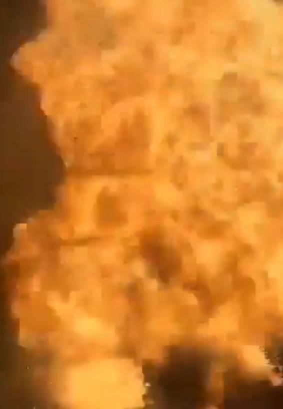 爆炸引起的火焰沖上拍片者樓層。(影片截圖)