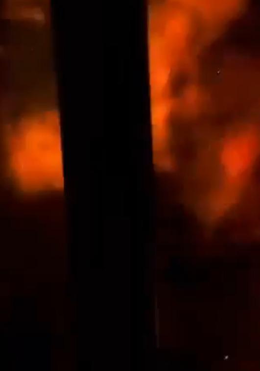 爆炸發生時火光沖天、濃煙翻滾。(影片截圖)