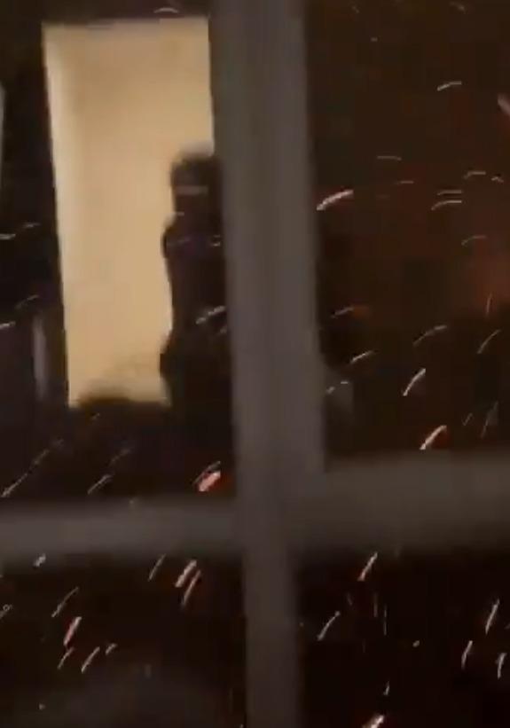 影片可見有人在室內驚慌不已。(影片截圖)