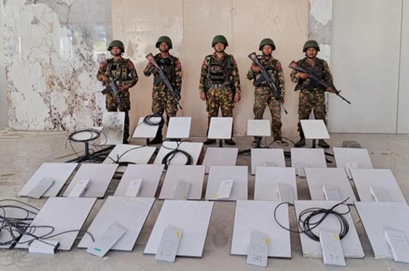 圖為緬甸軍人10月19日搗破妙瓦底一個詐騙工廠,搜出大批用具。(資料圖片)