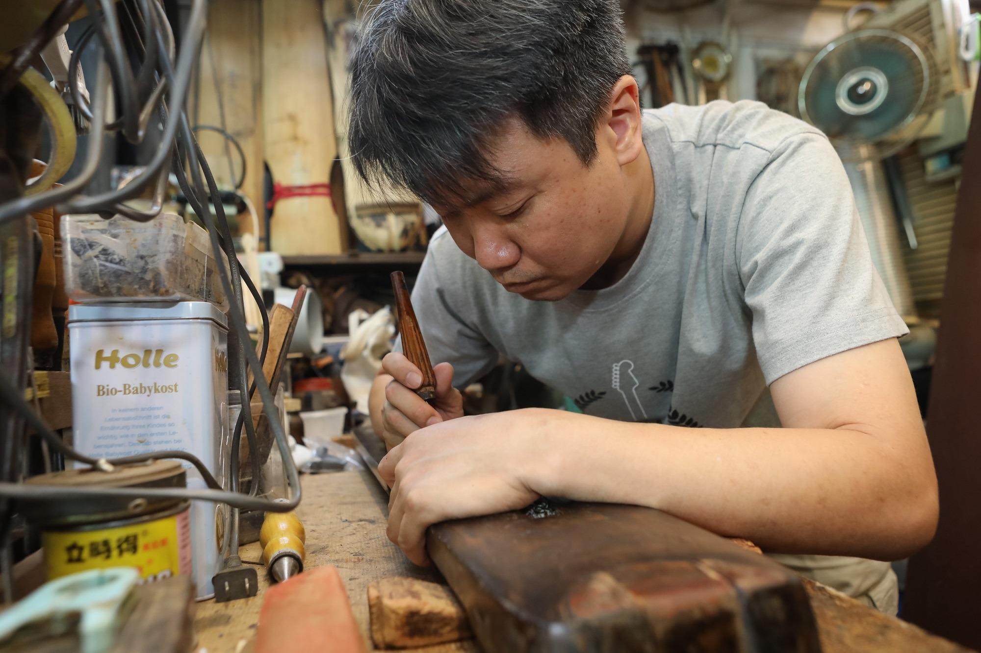 1992年樂器廠東主蔡昌壽因病遺散所有員工,全力與病魔對抗。病癒後他在1993年起開班授徒,令斲琴技藝得以傳承。(圖片來源:中國文化研究院)