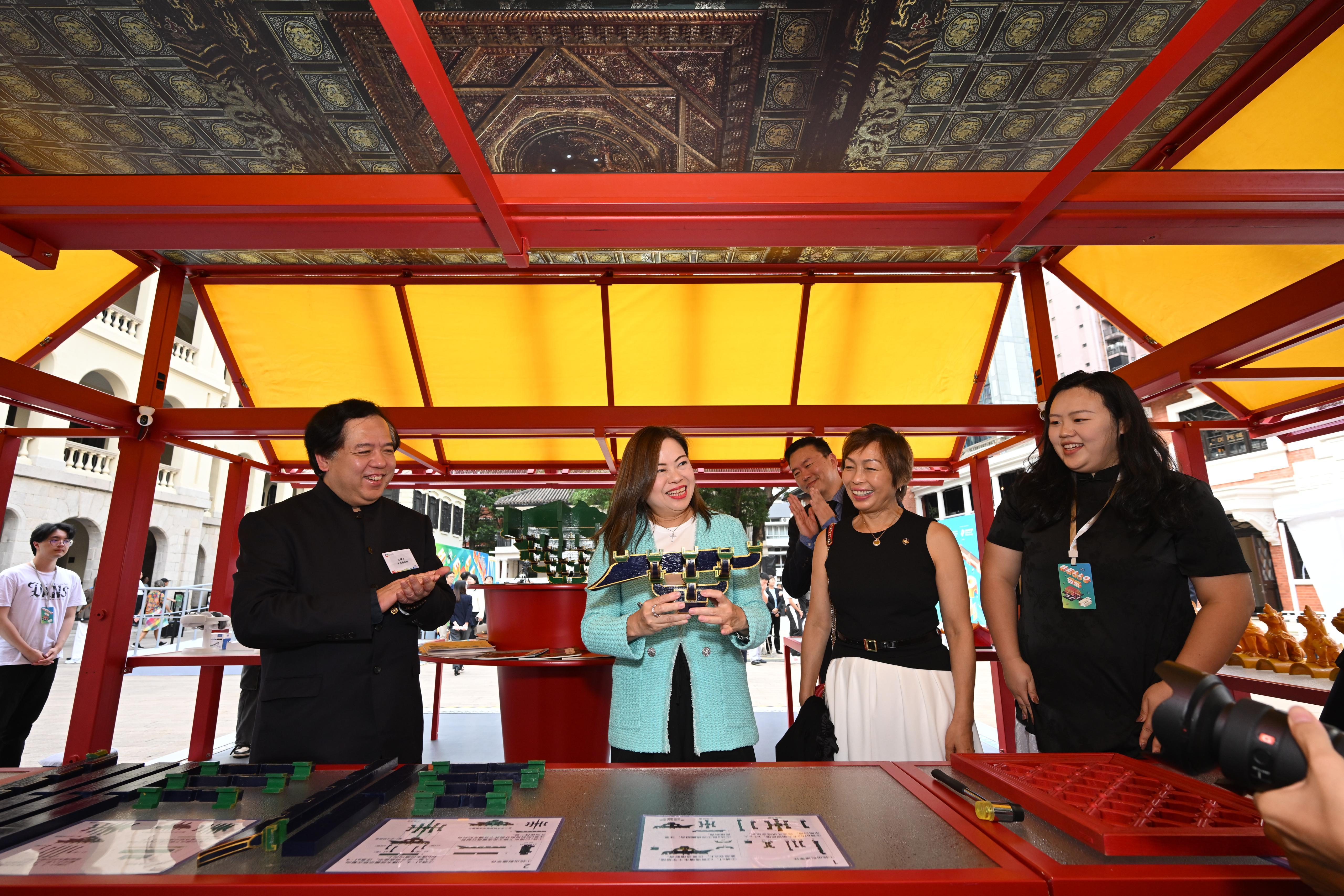 香港特別行政區政府文化體育及旅遊局局長羅淑佩、公益慈善研究院副主席兼香港賽馬會慈善信託 基金信託人龔楊恩慈等嘉賓參觀「HELLO!故宮」大篷車進校園。