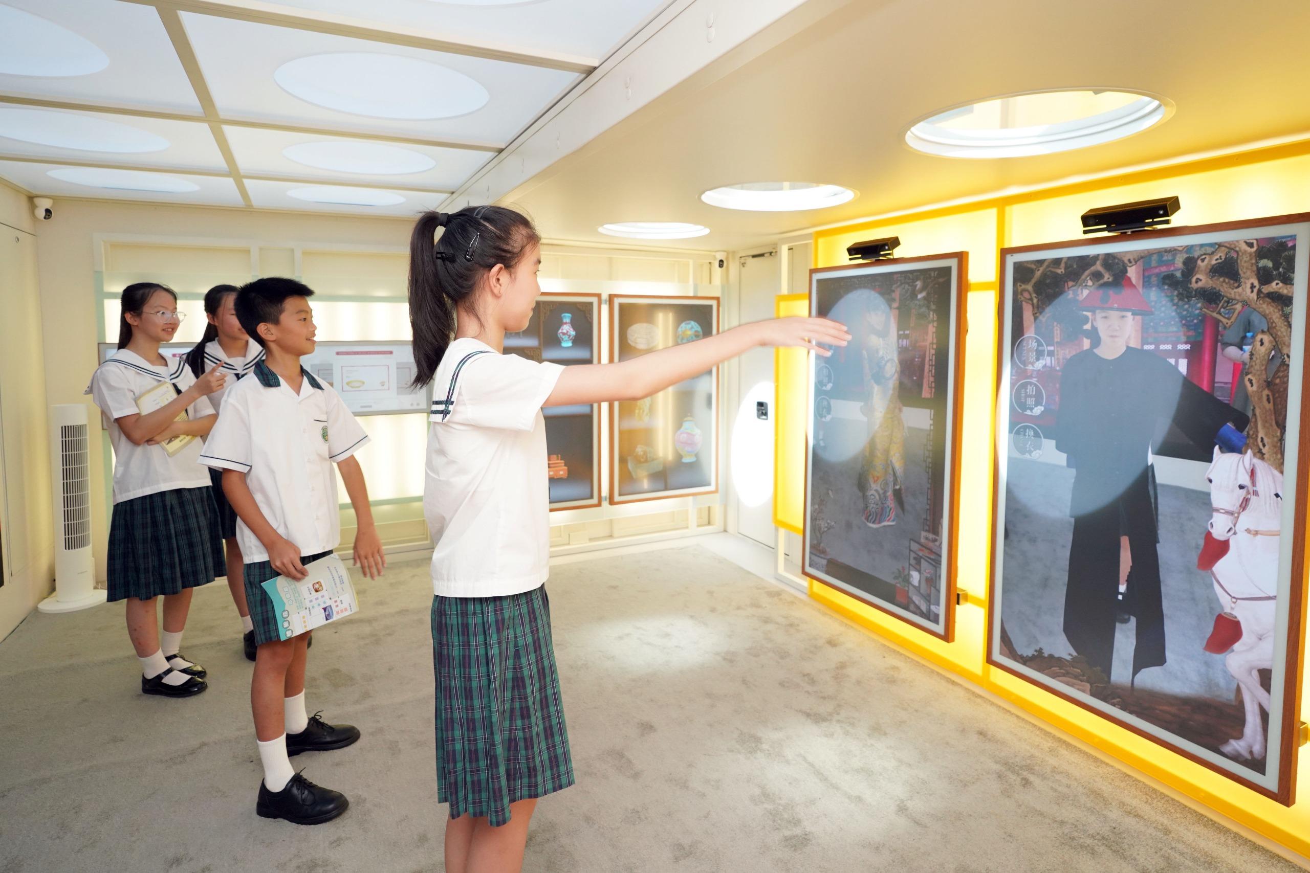 「HELLO!故宮」大篷車進校園讓中小學生以數字互動體驗的方式探索故宮文物,了解中華傳統文 化和歷史底蘊。