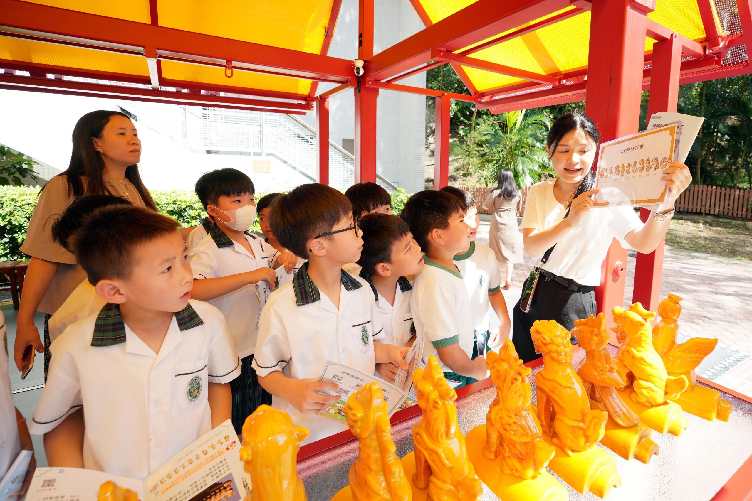 「HELLO!故宮」大篷車進校園讓中小學生以數字互動體驗的方式探索故宮文物,了解中華傳統文 化和歷史底蘊。