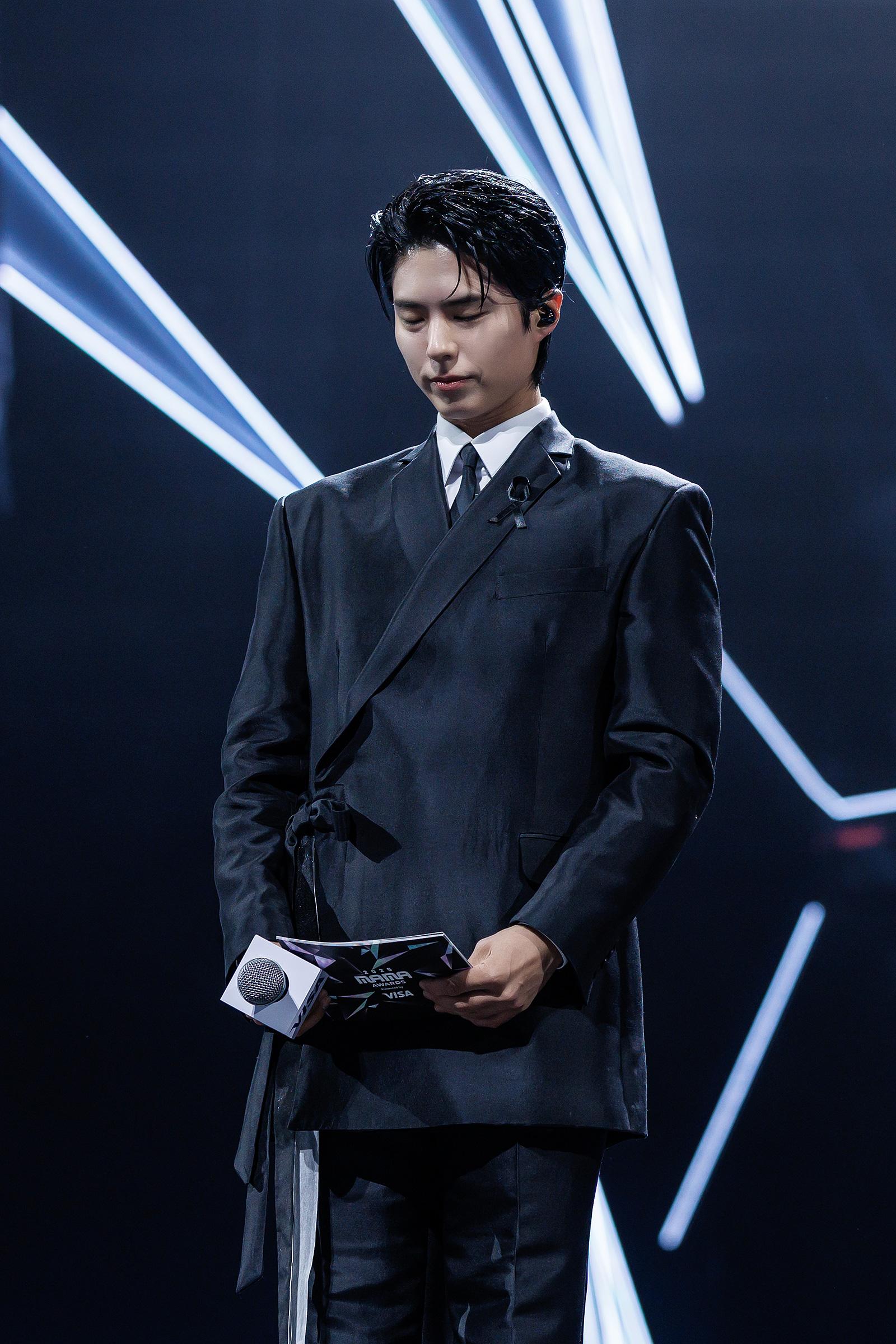 《2025 MAMA AWARDS》大會司儀朴寶劍出場,帶領全場觀眾進行默哀儀式。