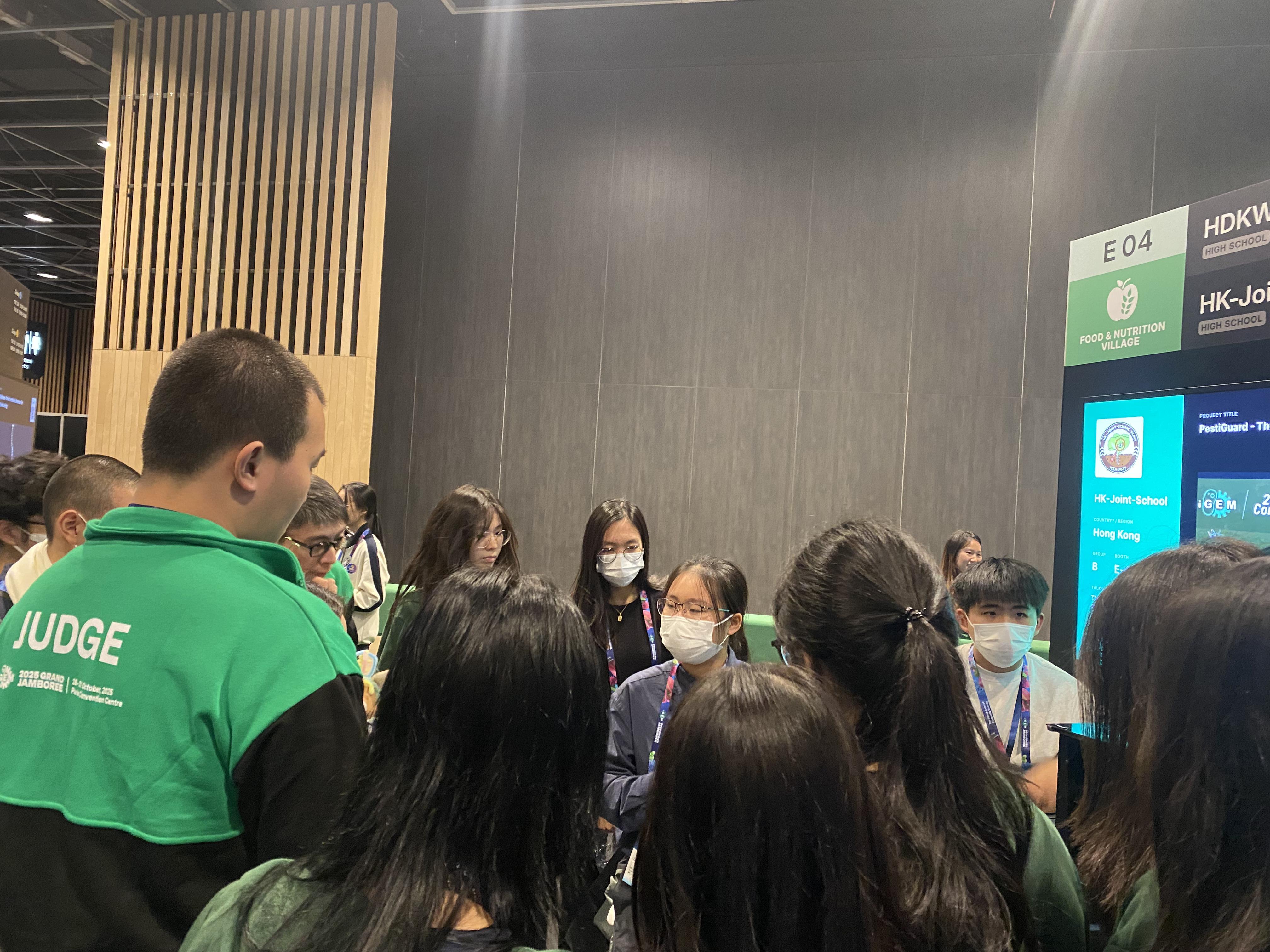 學生向評判介紹嶄新的基因電路技術及自行研發的生物感測分析平台