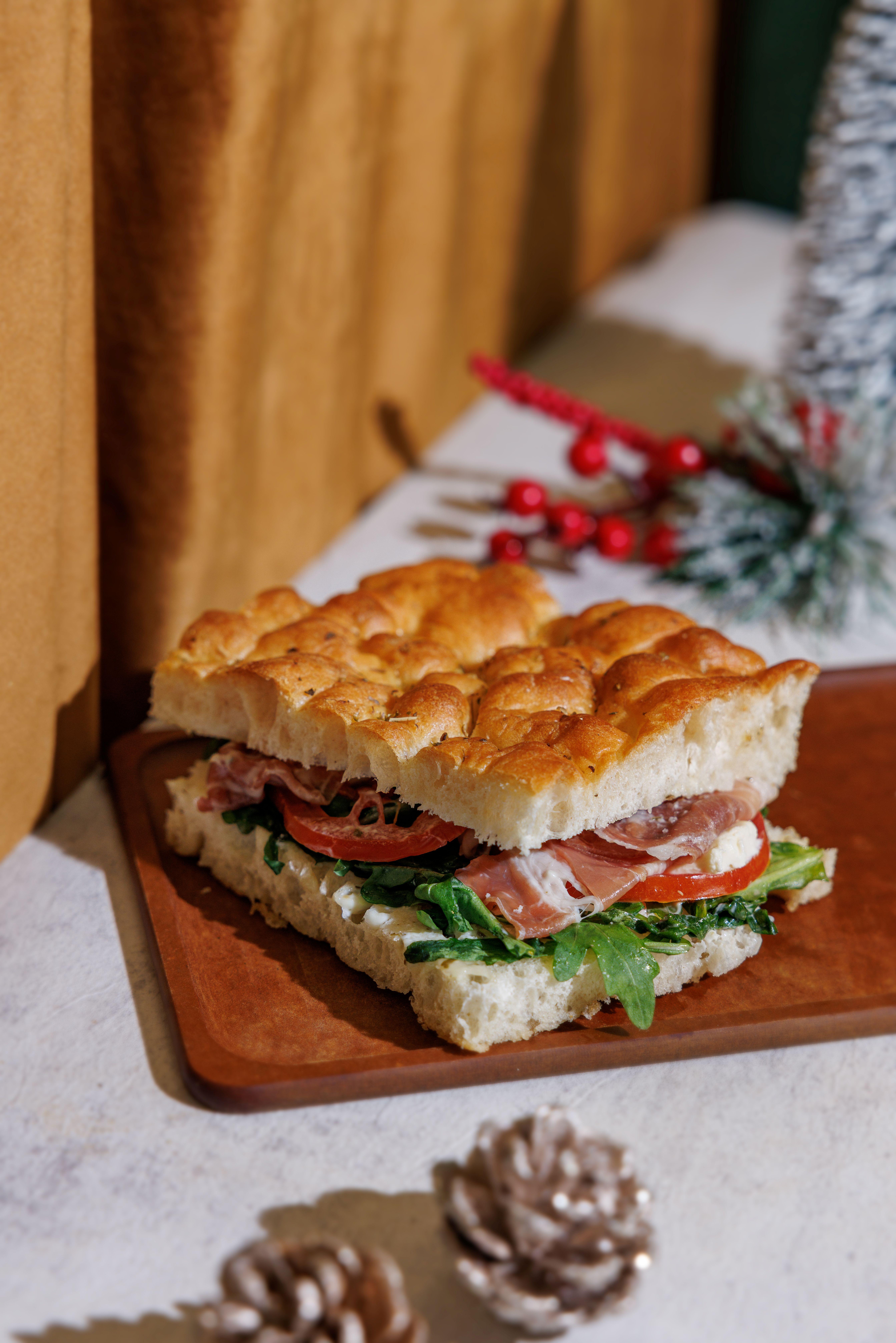 羅勒醬配巴馬火腿義式香草三明治