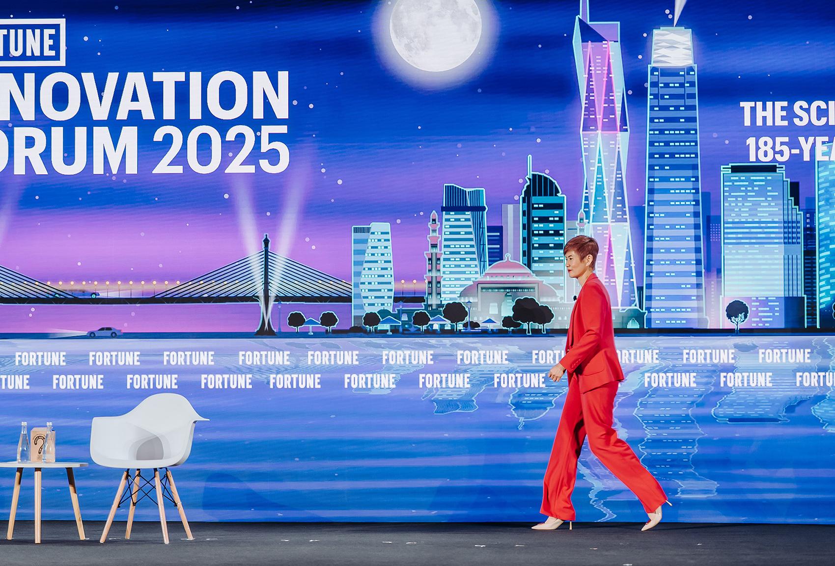 倪文玲在吉隆坡舉行的《財富》創新論壇上分享屈臣氏集團 185 年企業傳承背後的科學與策略