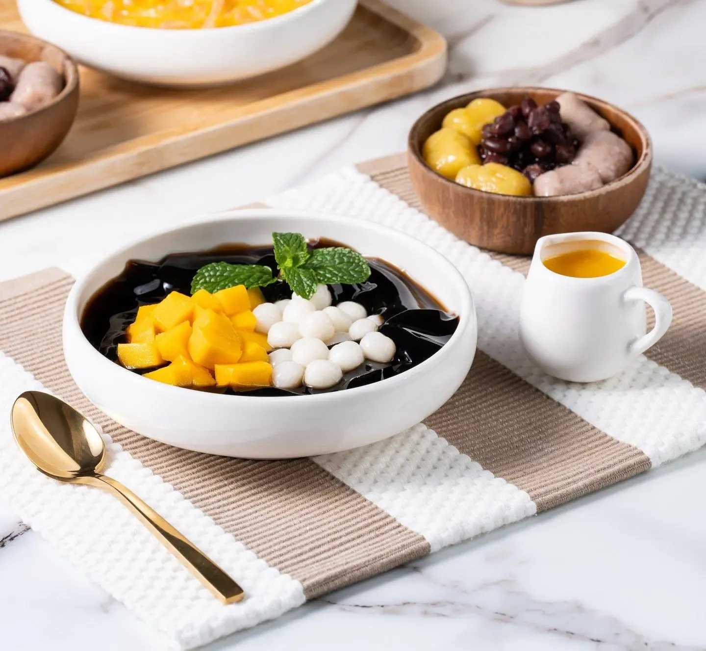 圓仔芒果嫩仙草盛盤