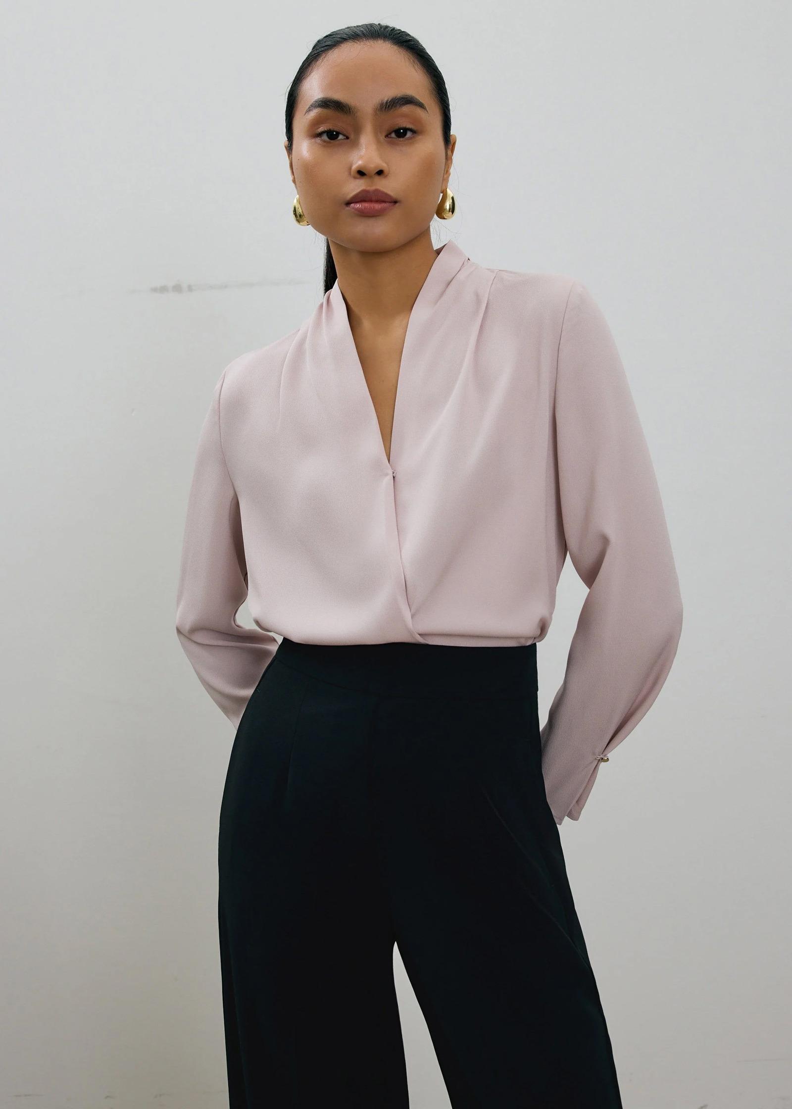 RuchedReady Ada V-neck Satin Wrap Blouse (Dusty Pink) 原價:$319、優惠價:$225 (71折)