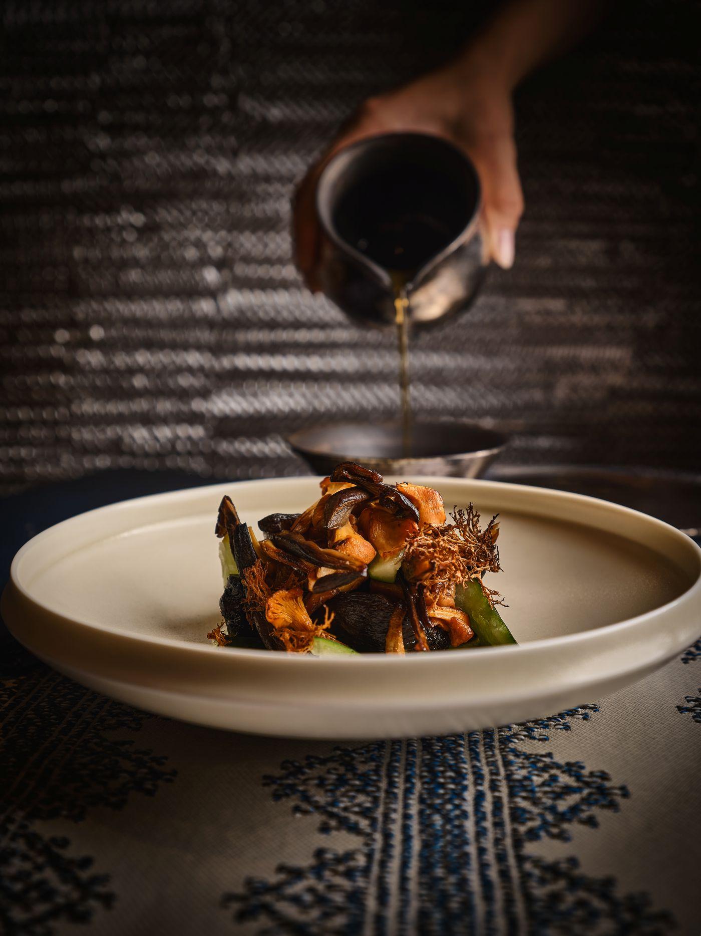 涼拌季節菇菌配青瓜$128