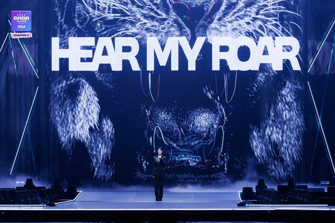 女星金惠秀(金憓秀)首次擔任MAMA主持,一改性感作風,穿上黑色套裝為活動揭開序幕。