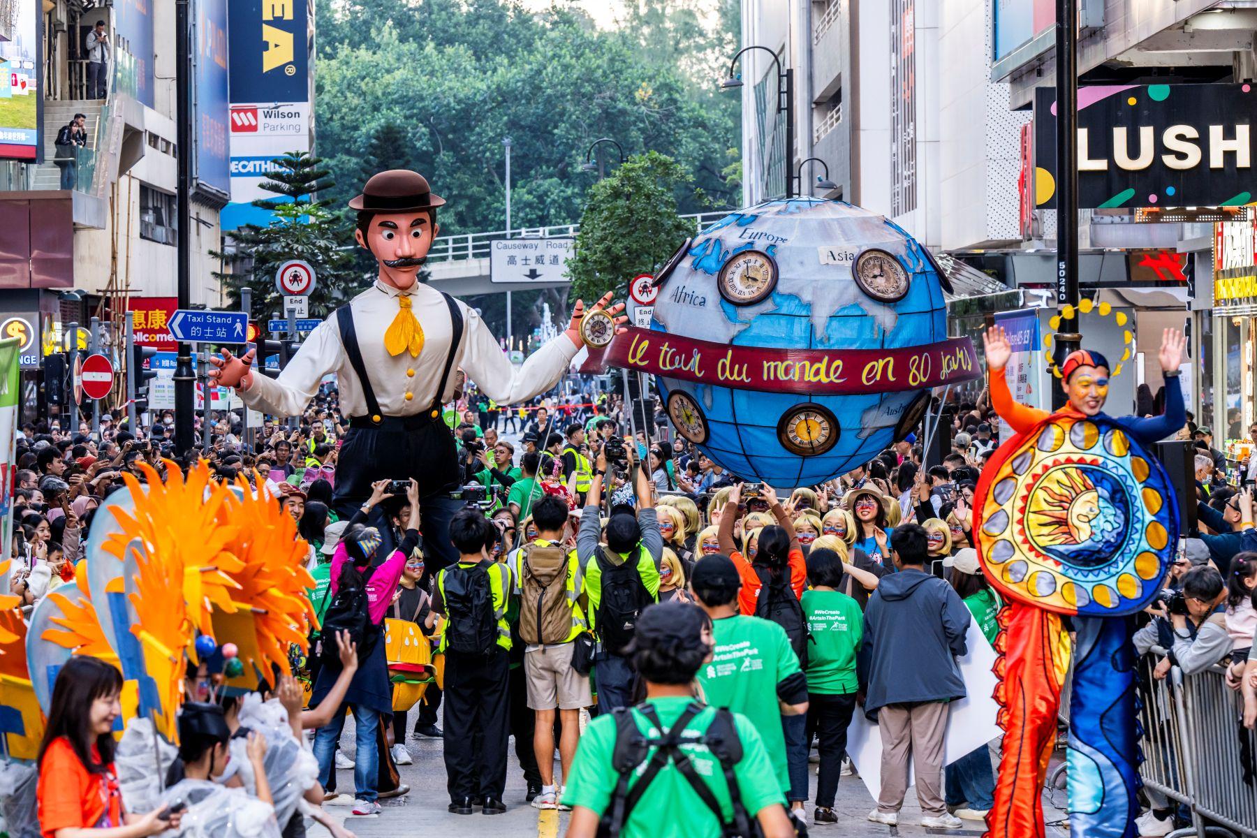 「壓軸巡遊」將於11月30日星期日下午2時30分舉行,巡遊隊伍由維多利亞公園出發,途經記利佐治街及崇光百貨,至東角道折返。