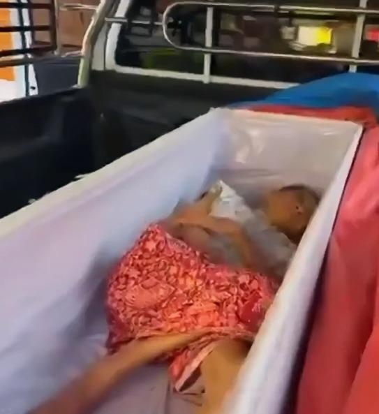 泰國暖武里府一名65歲婦女遭誤認為已死亡,被放入棺材準備火化。