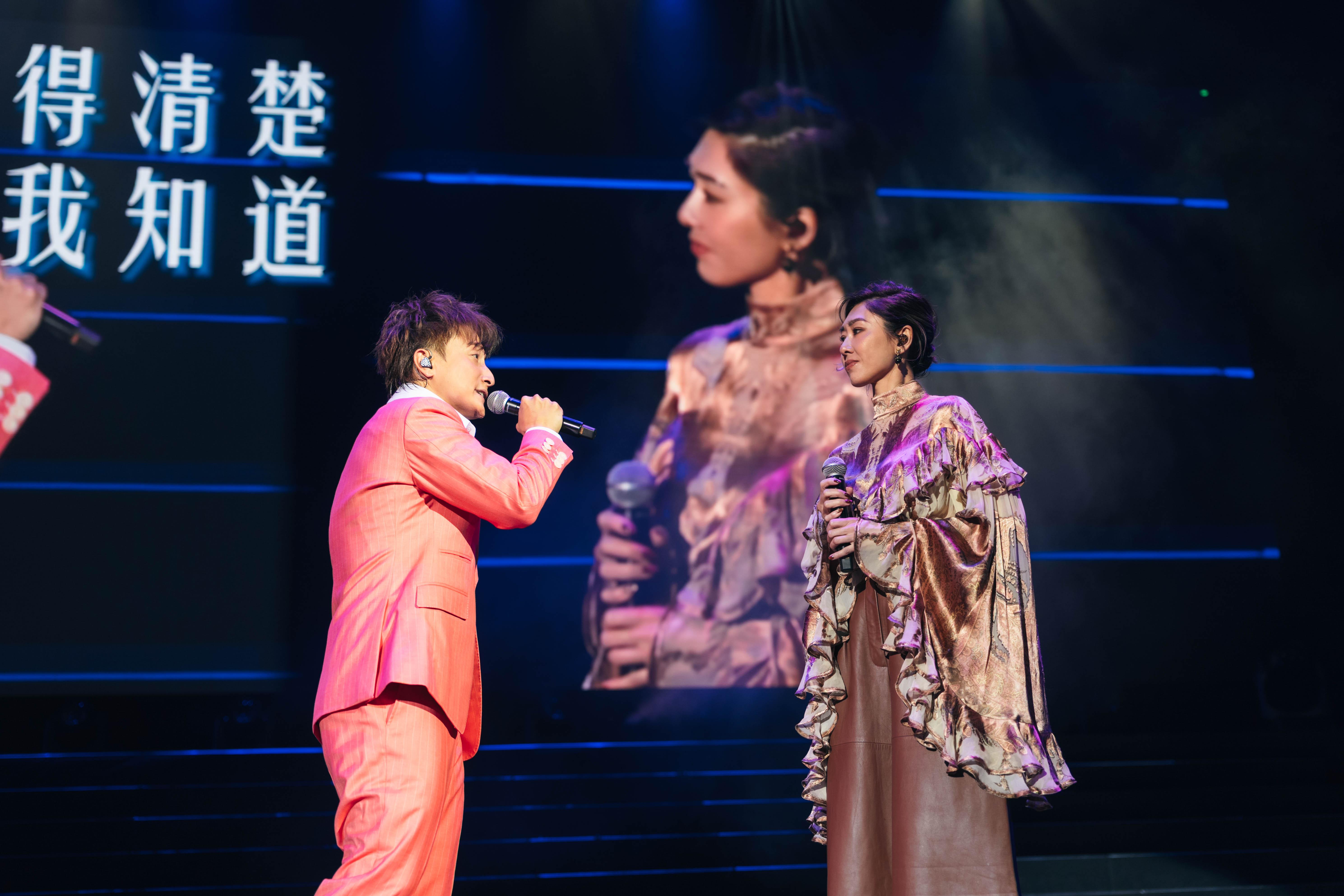 方力申與胡定欣合唱《好心好報》。