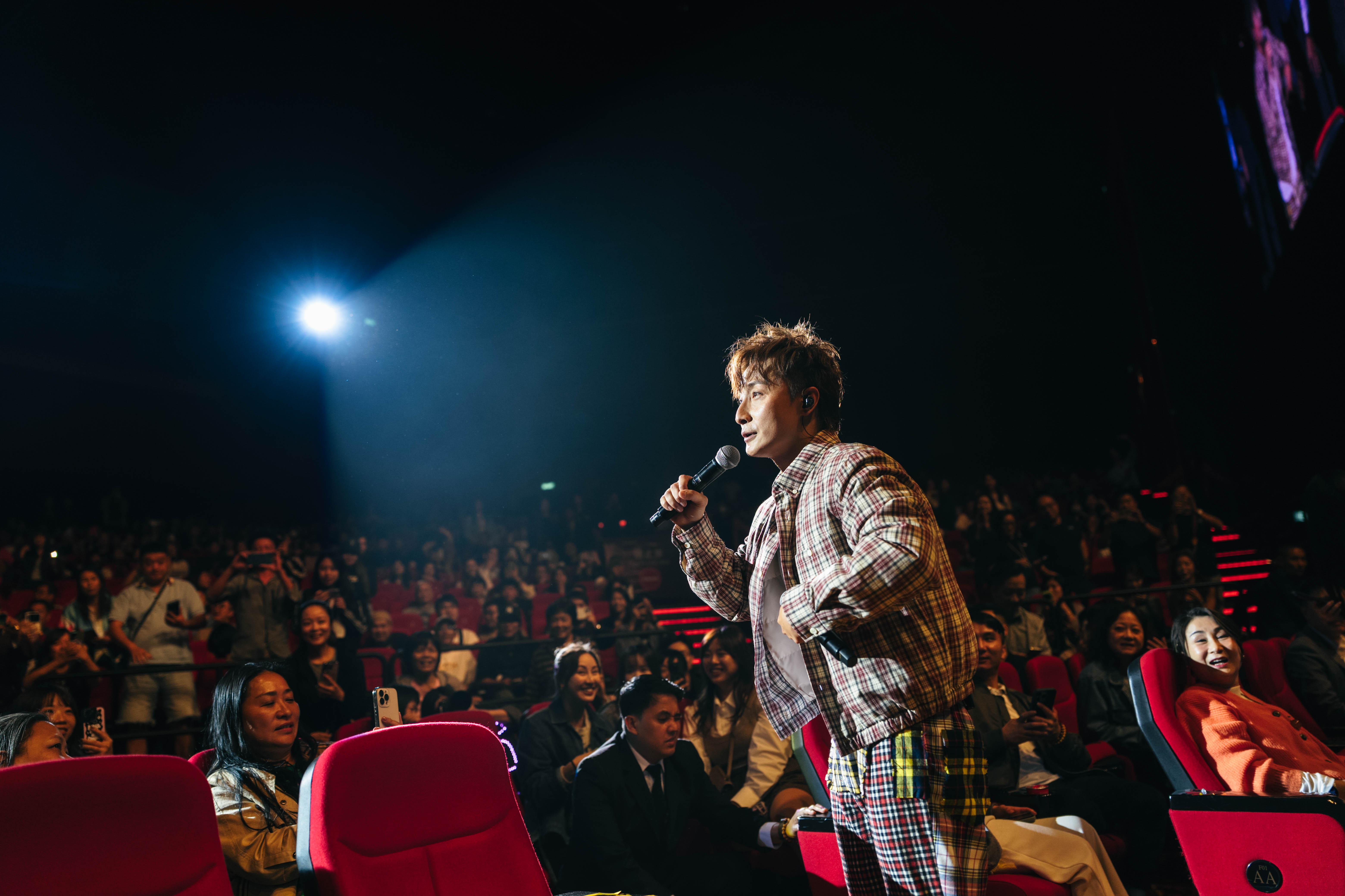 方力申在encore時落台與fans握手。