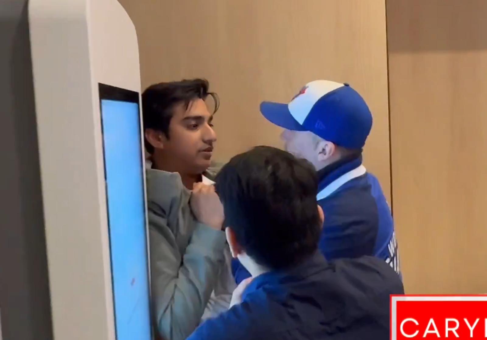 疑似麥當勞經理上前阻止醉漢攻擊。(影片截圖)