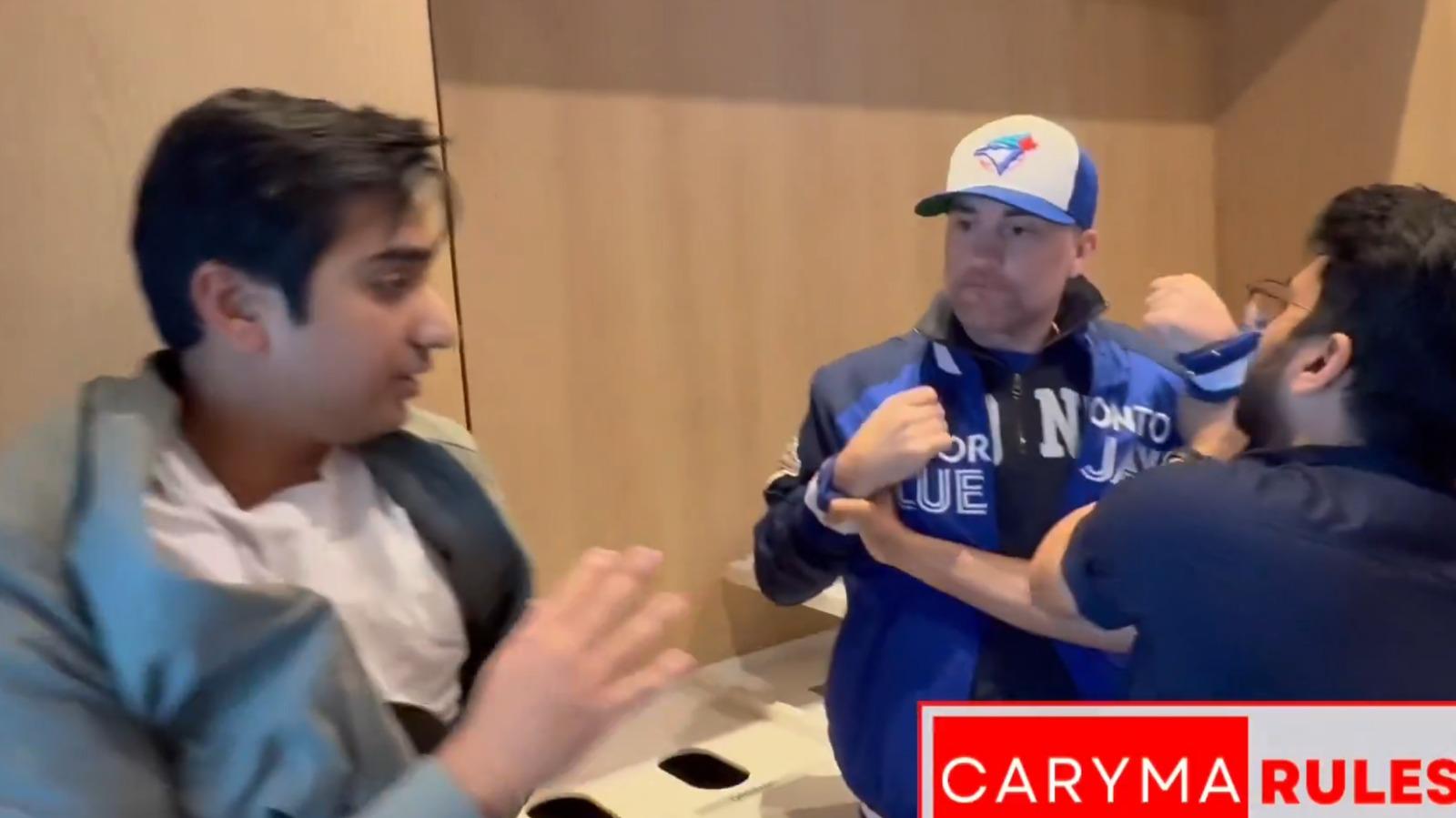 疑似麥當勞經理要求醉漢離開。(影片截圖)