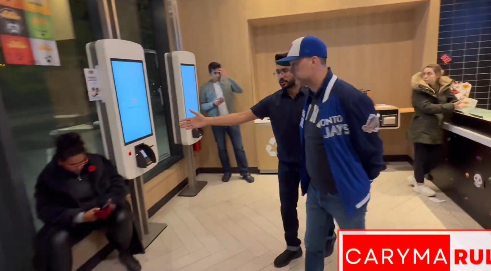 疑似麥當勞經理要求醉漢離開。(影片截圖)