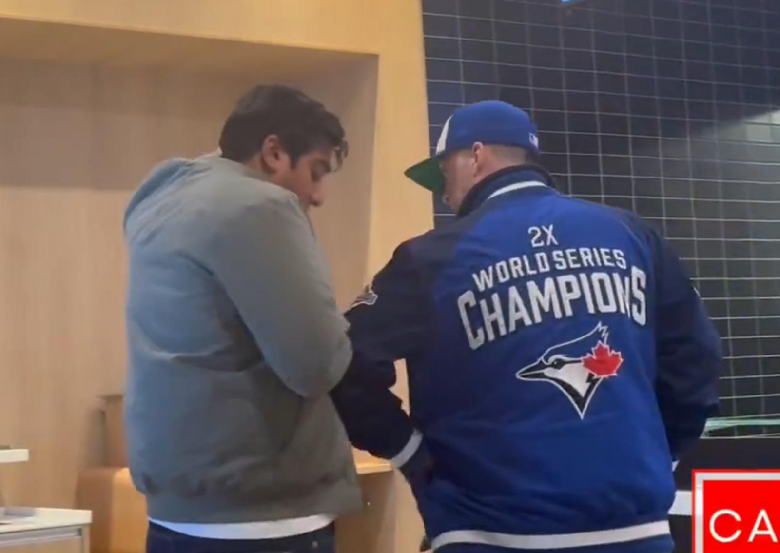 醉漢主動撞向印度裔男子,令後者手機跌落地。(影片截圖)