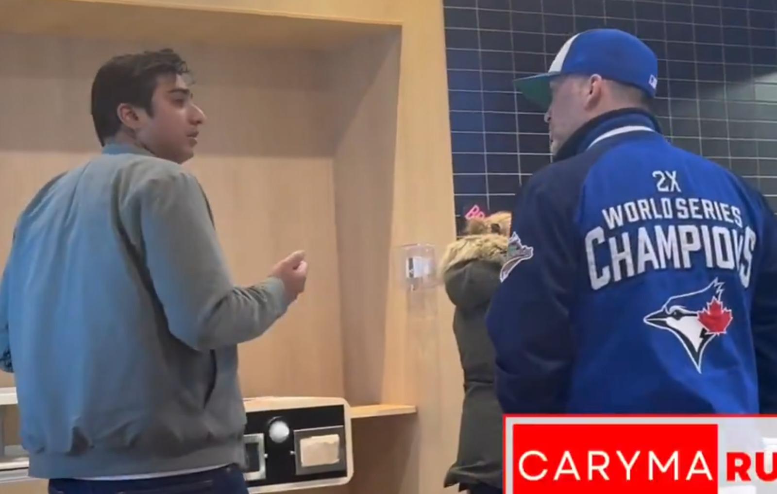 印度裔男子表現冷靜,未有激烈回應。(影片截圖)