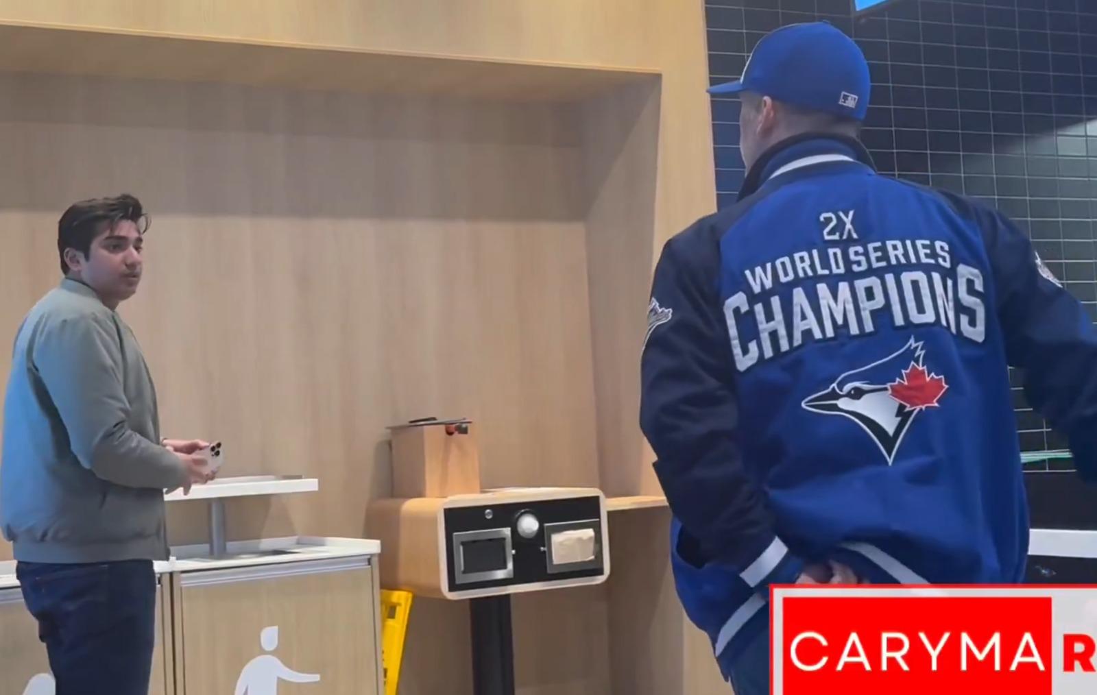 印度裔男子拾回電話後,醉漢仍未停止攻擊。(影片截圖)