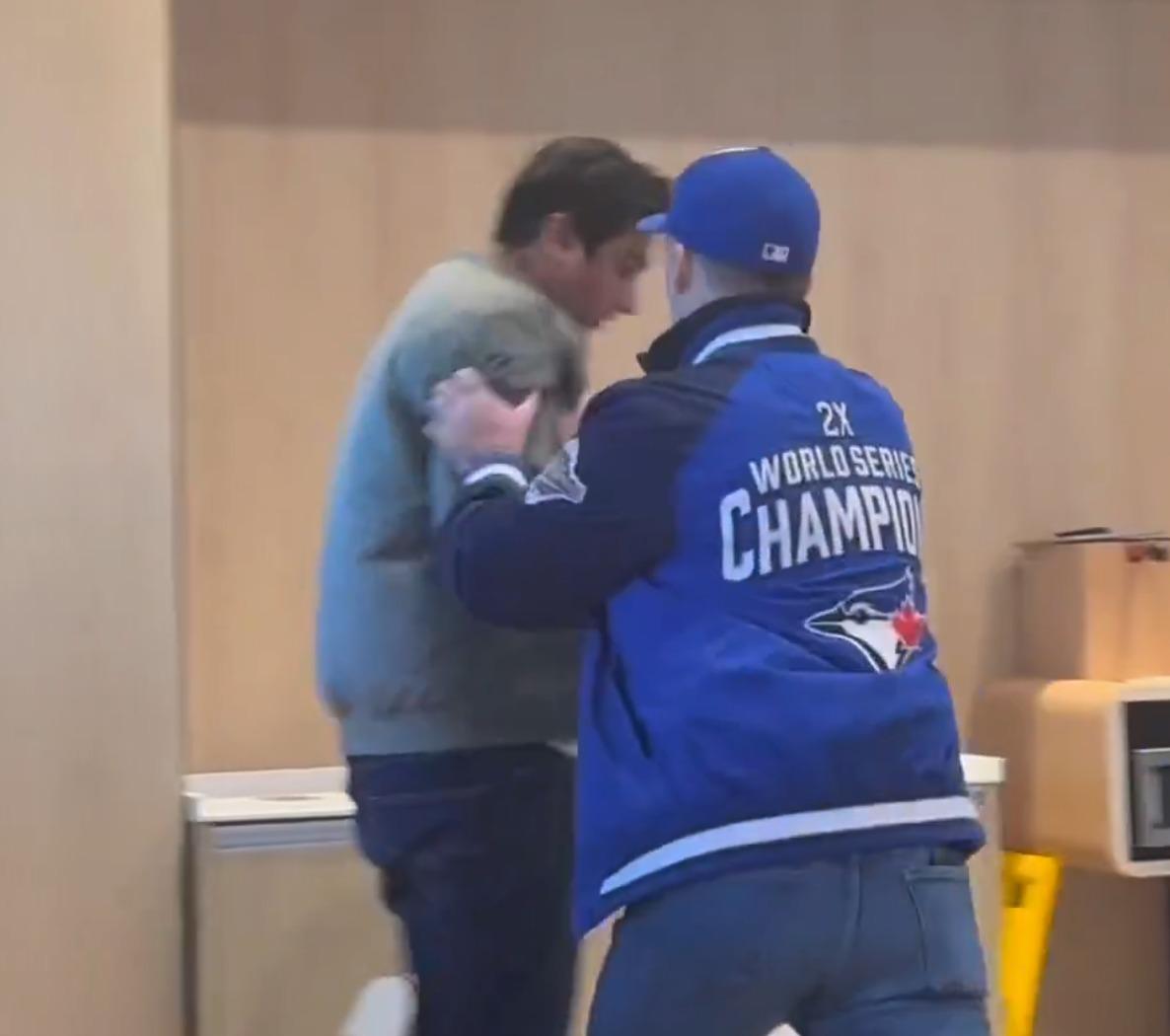 印度裔男子拾回電話後,被醉漢揪住衣領。(影片截圖)