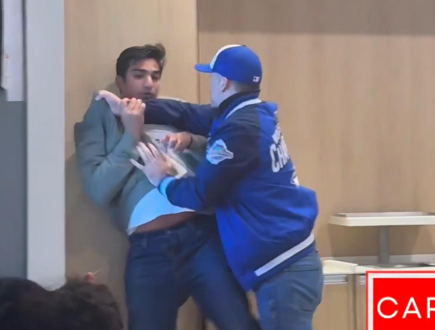 醉漢一邊揪著對方衣領,一邊指責他「擺架子」和「高人一等」。(影片截圖)