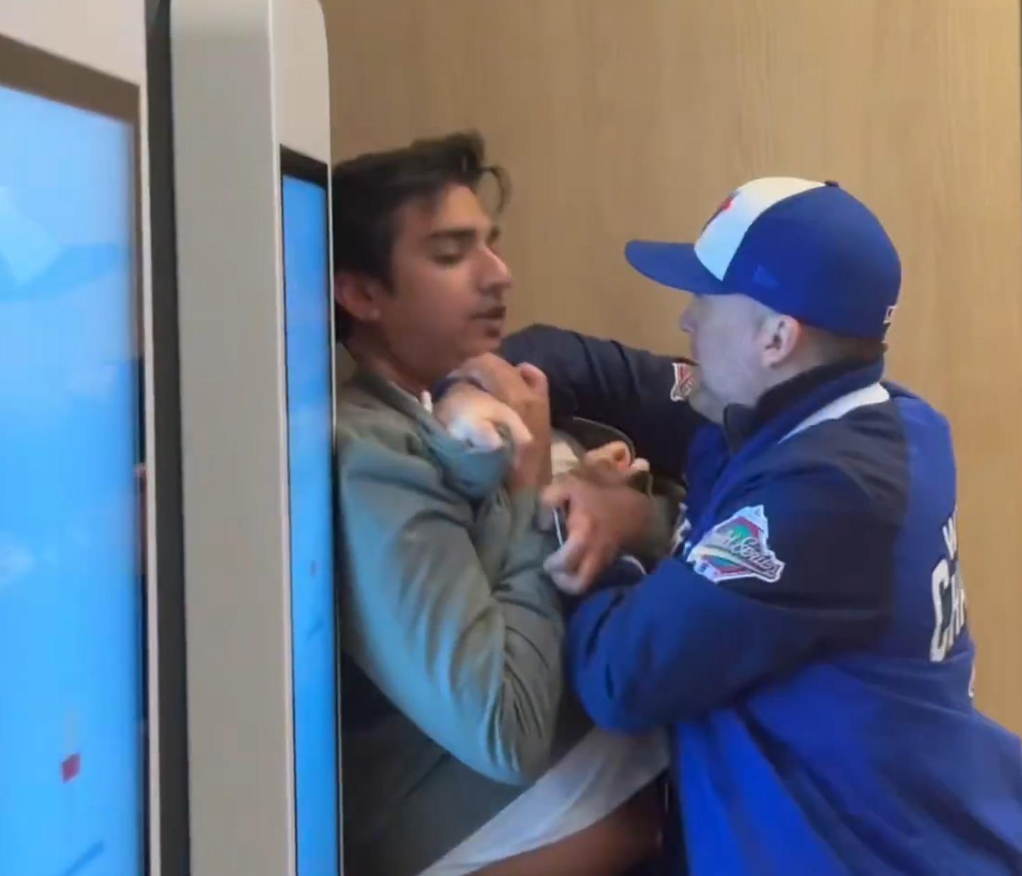 醉漢把印度裔男子推埋牆角。(影片截圖)