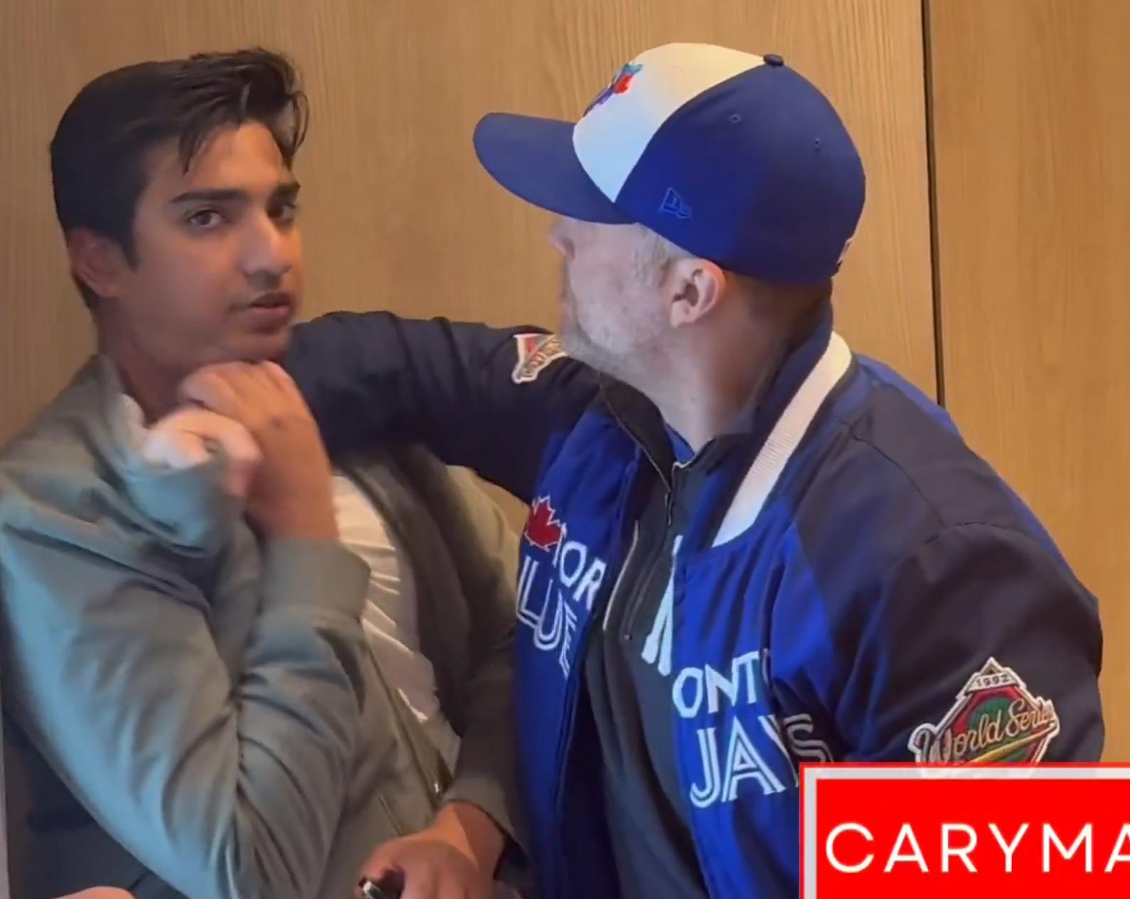 印度裔男子留意到有人拍片。(影片截圖)