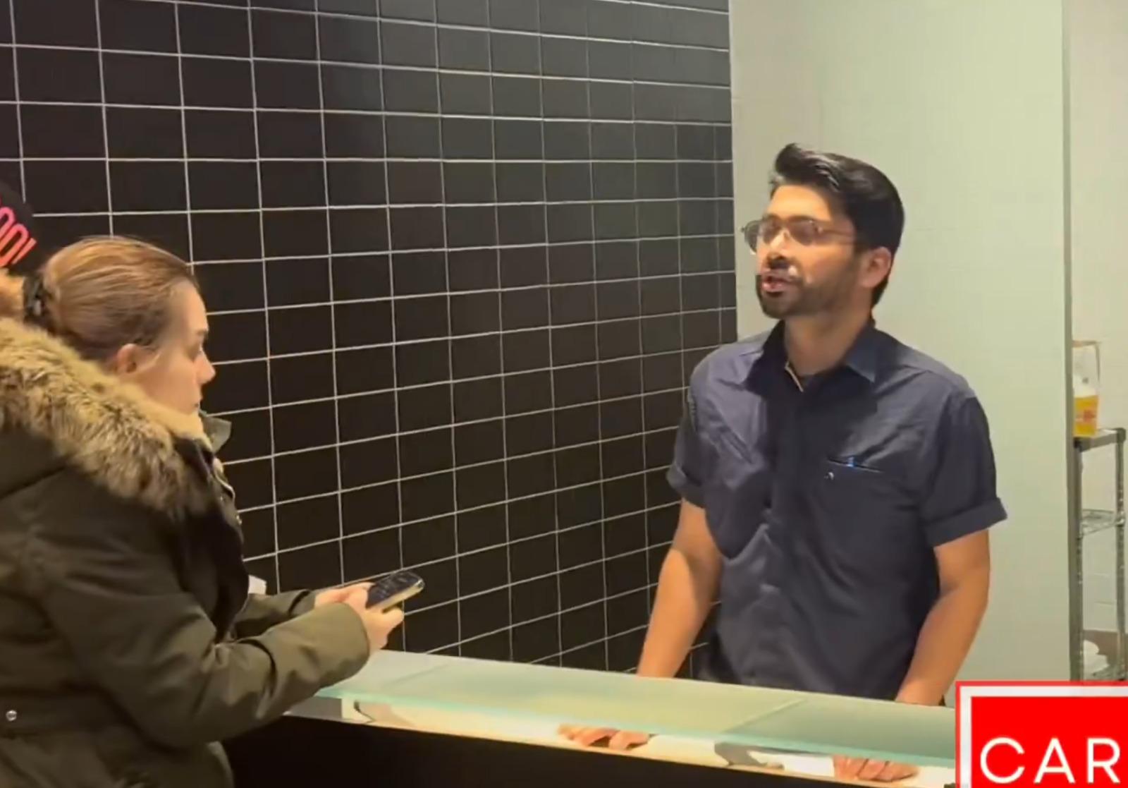 疑似麥當勞經理出口阻止醉漢。(影片截圖)