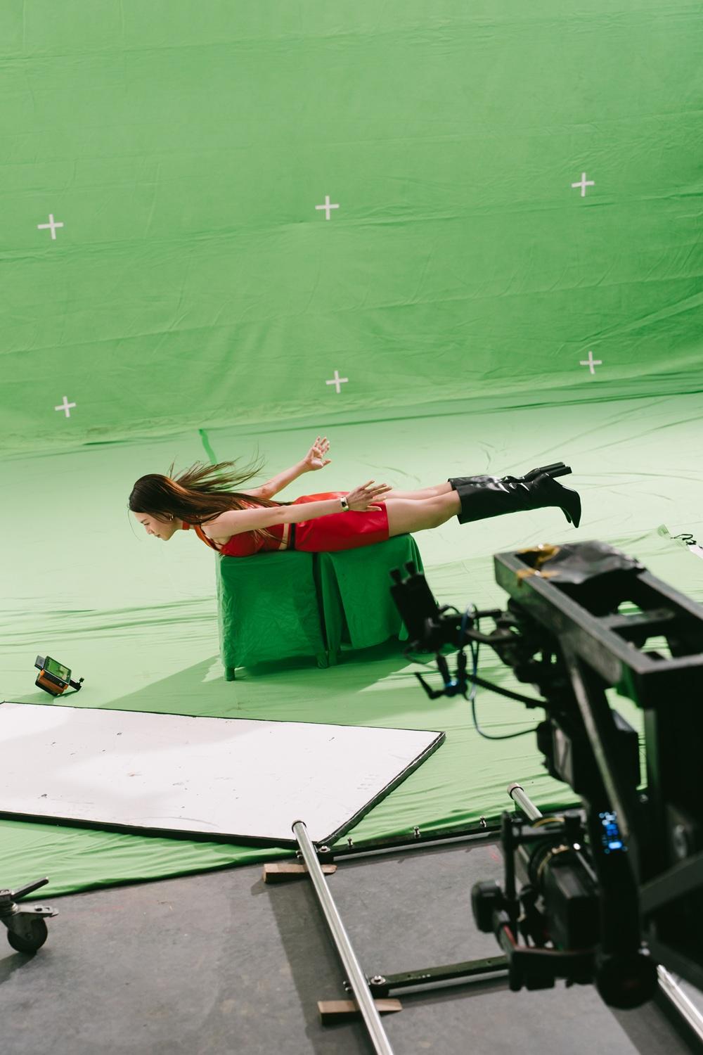 娜姐為UA代言,在綠幕前拍攝飛行場面,一圓超級英雄夢。