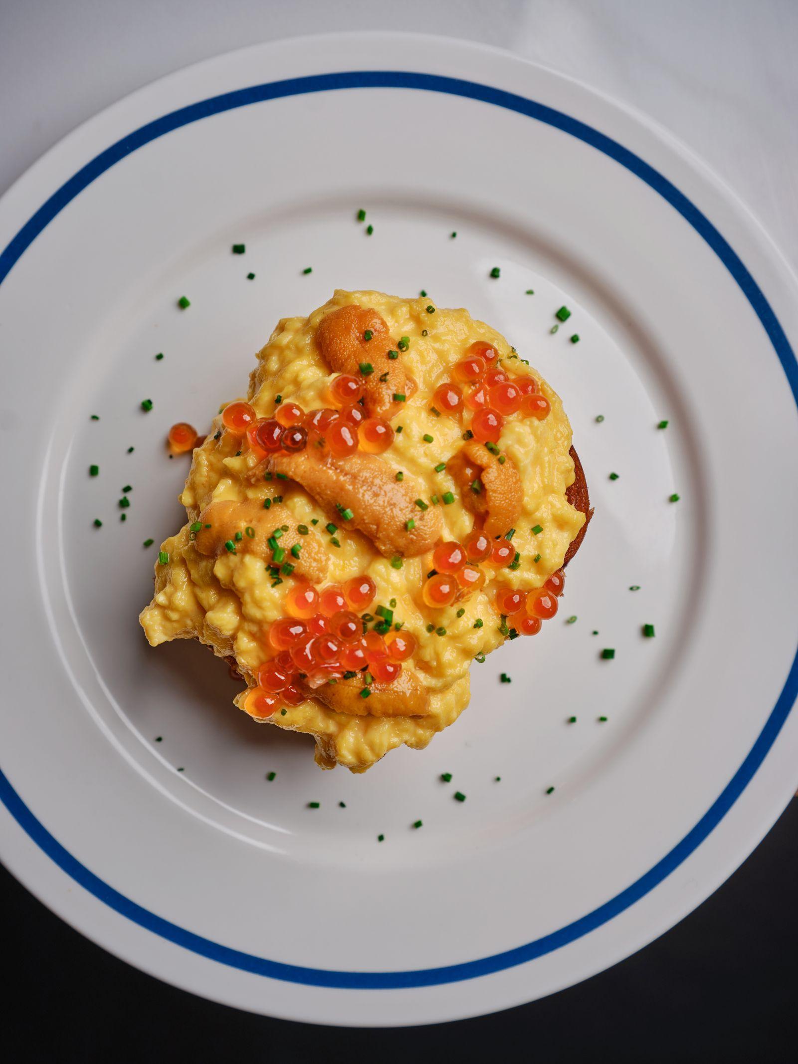 早餐亮點蟹肉海膽三文魚子包($138)