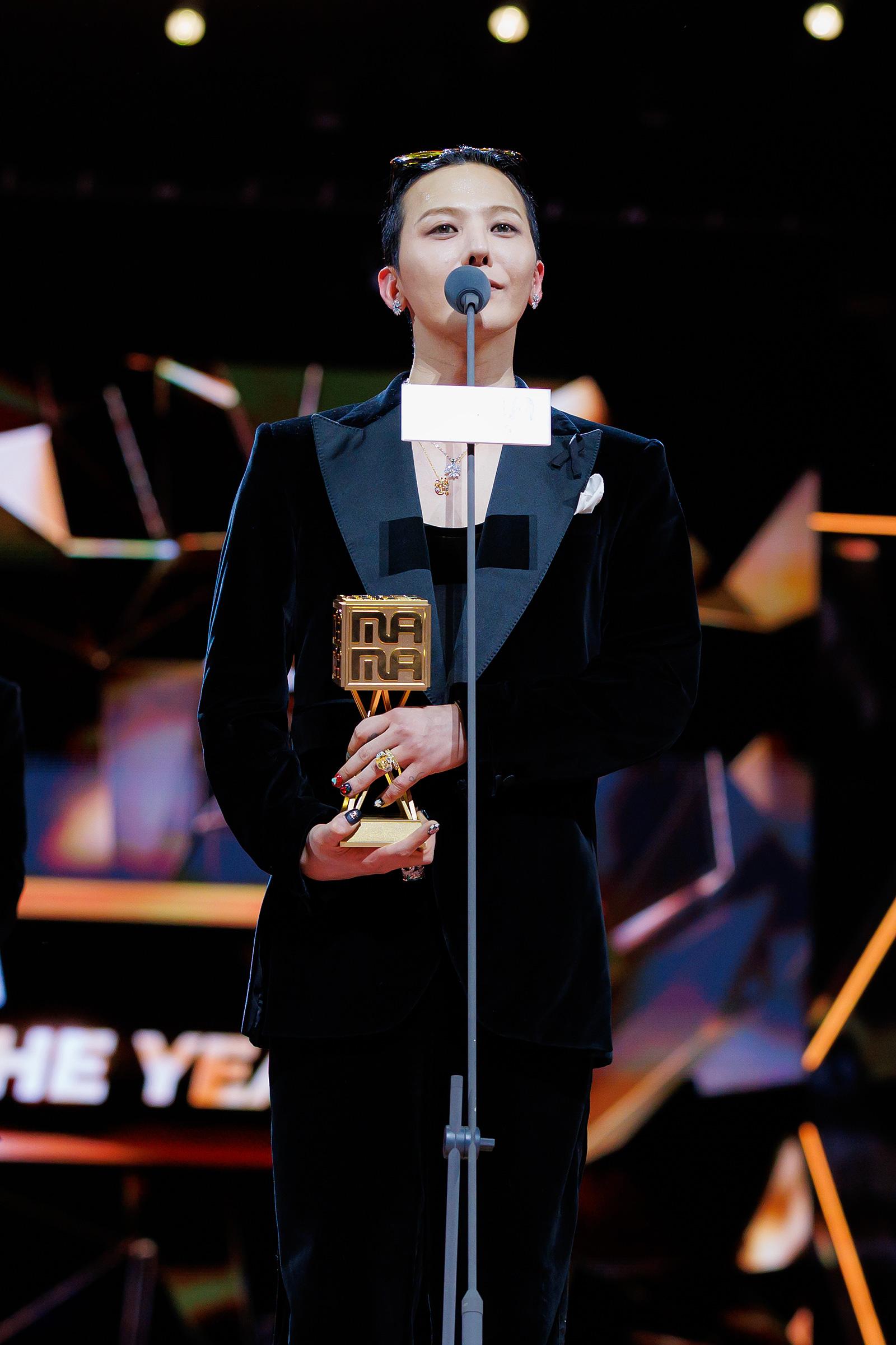 G-DRAGON榮獲《2025 MAMA AWARDS》ARTIST OF THE YEAR大獎。