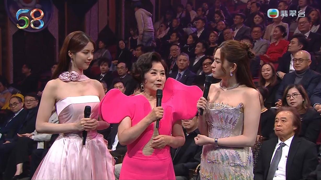 汪明荃回憶初任八和主席時的點滴時,表現甩咳。