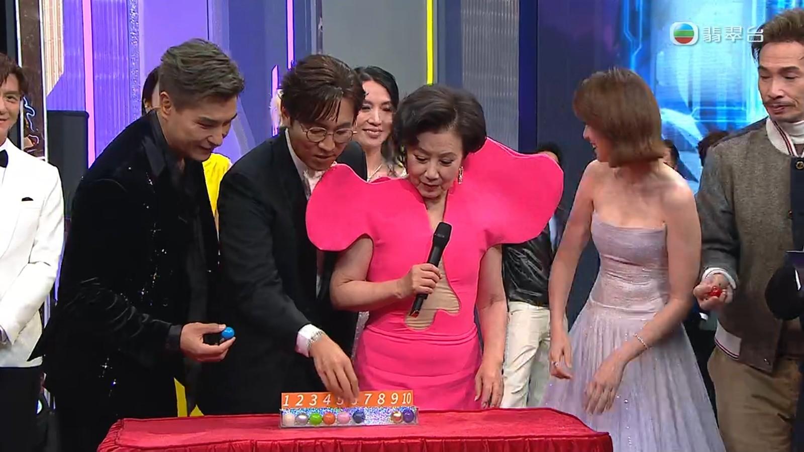 原本第一是6號藍色的譚俊彥。