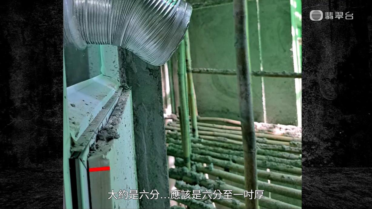 有裝修師傅指單位被很多發泡膠圍住。