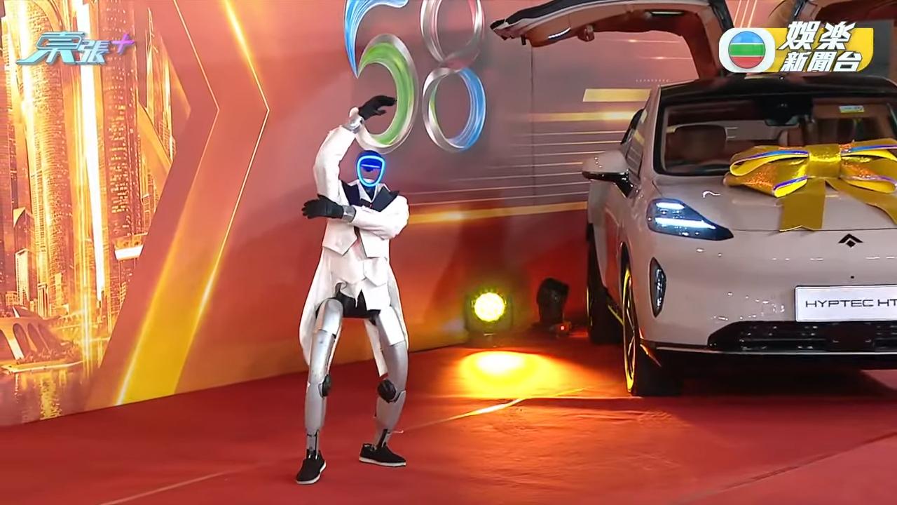 萬千星輝賀台慶由機械人阿飛,帶同竉物機械狗依依率先登場。