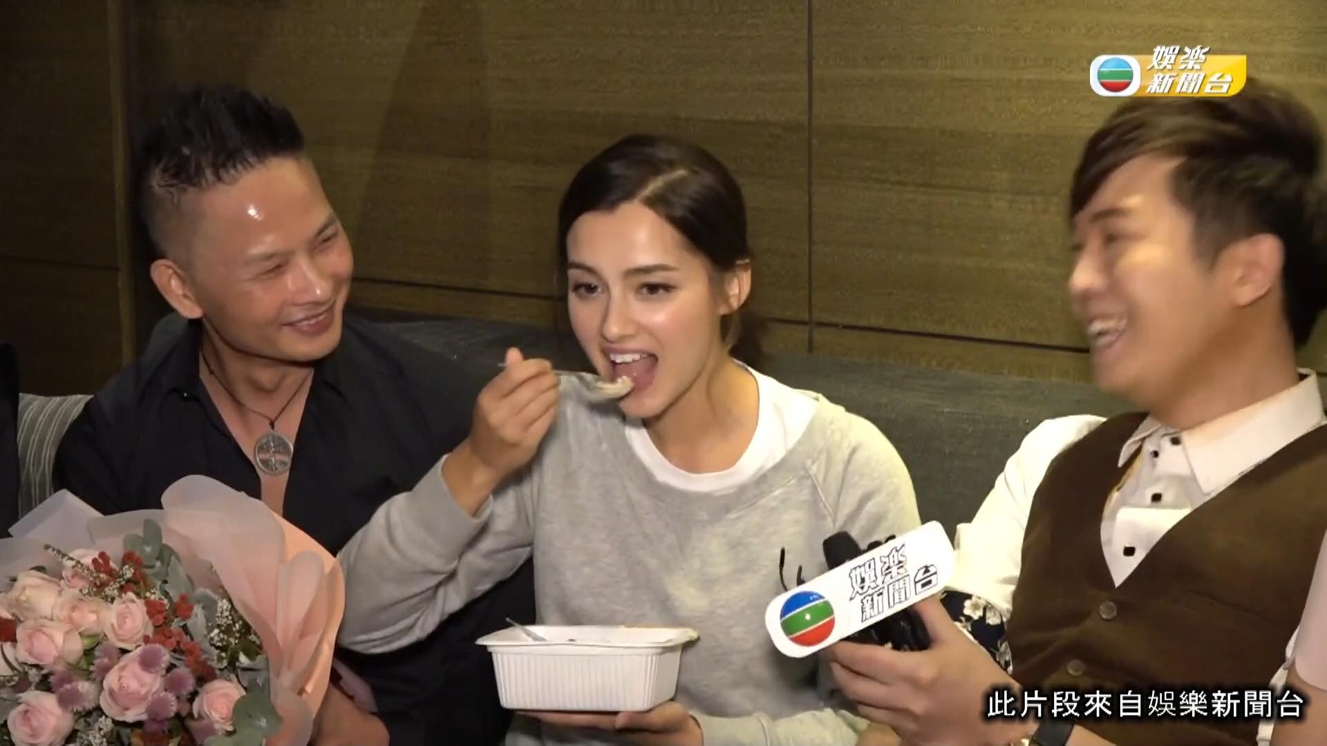 謝嘉怡參選完後,在鏡頭前狂食排骨飯盡展最真的一面,深受網民喜愛。