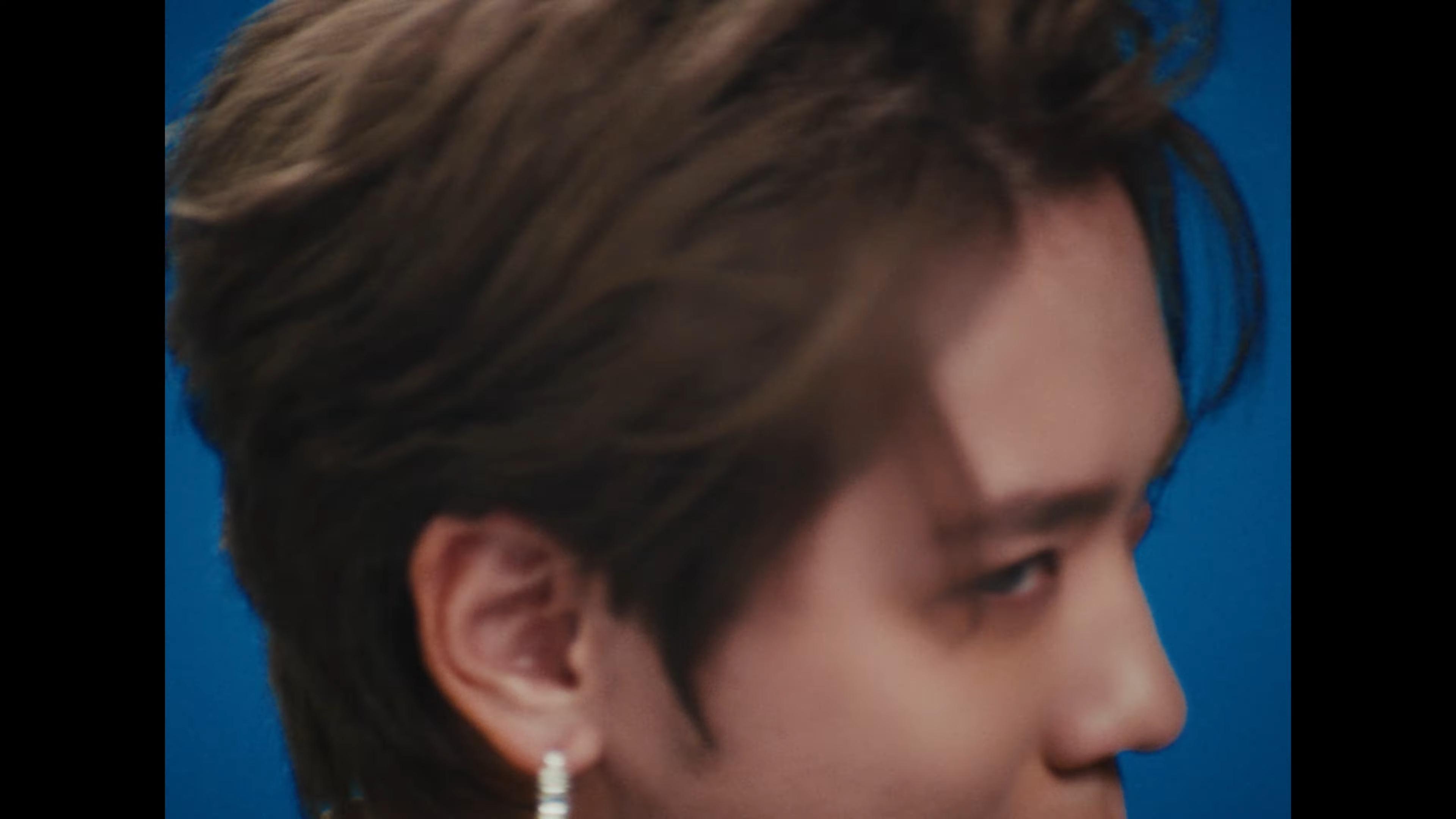 姜濤在MIRROR最新團歌《DNA is U》MV中,罕有地露額。