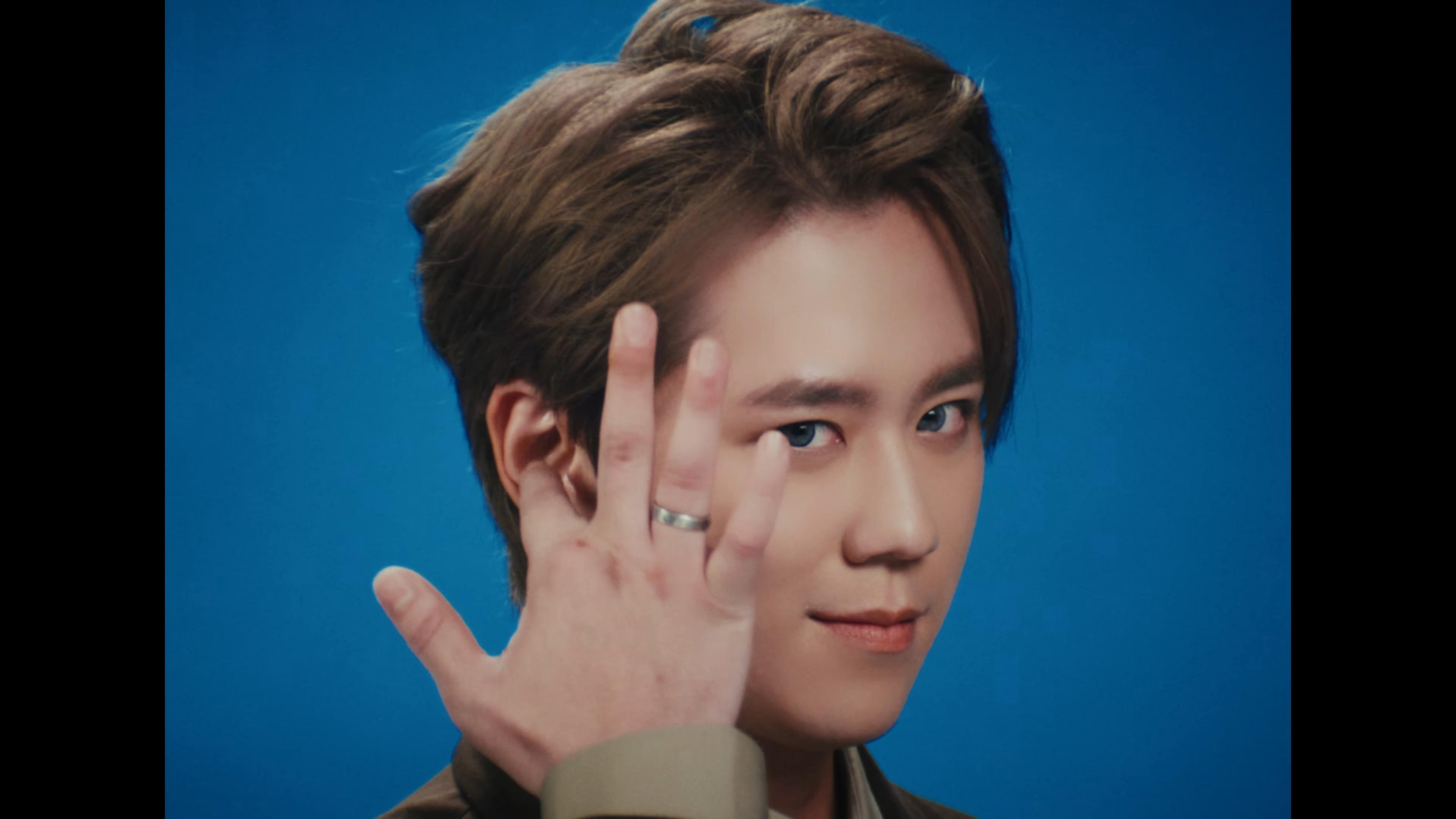 姜濤在MIRROR最新團歌《DNA is U》MV中,罕有地露額。