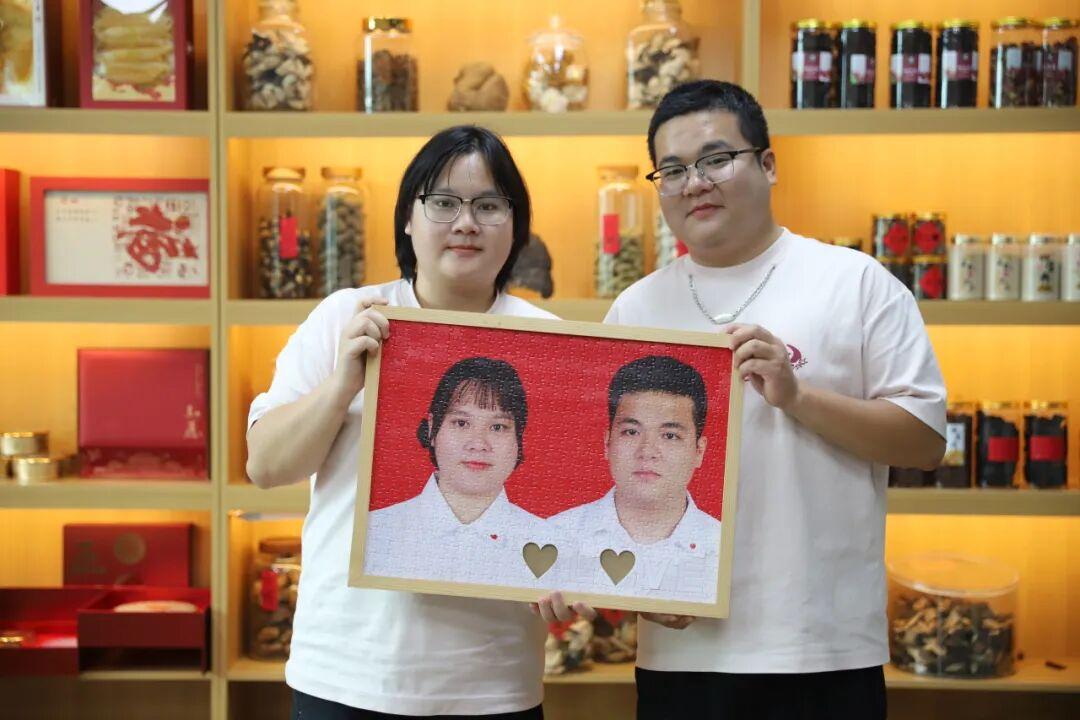 廣東東莞一對95後夫妻「廣東土夫婦」被網民稱「失散的雙胞胎兄妹」。(網上圖片)
