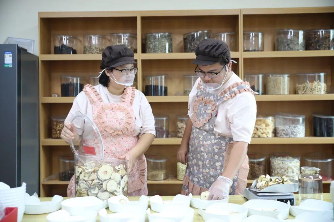 廣東東莞一對95後夫妻「廣東土夫婦」發布短影片,內容涵蓋藥材店的工作內容和日常生活。(網上圖片)