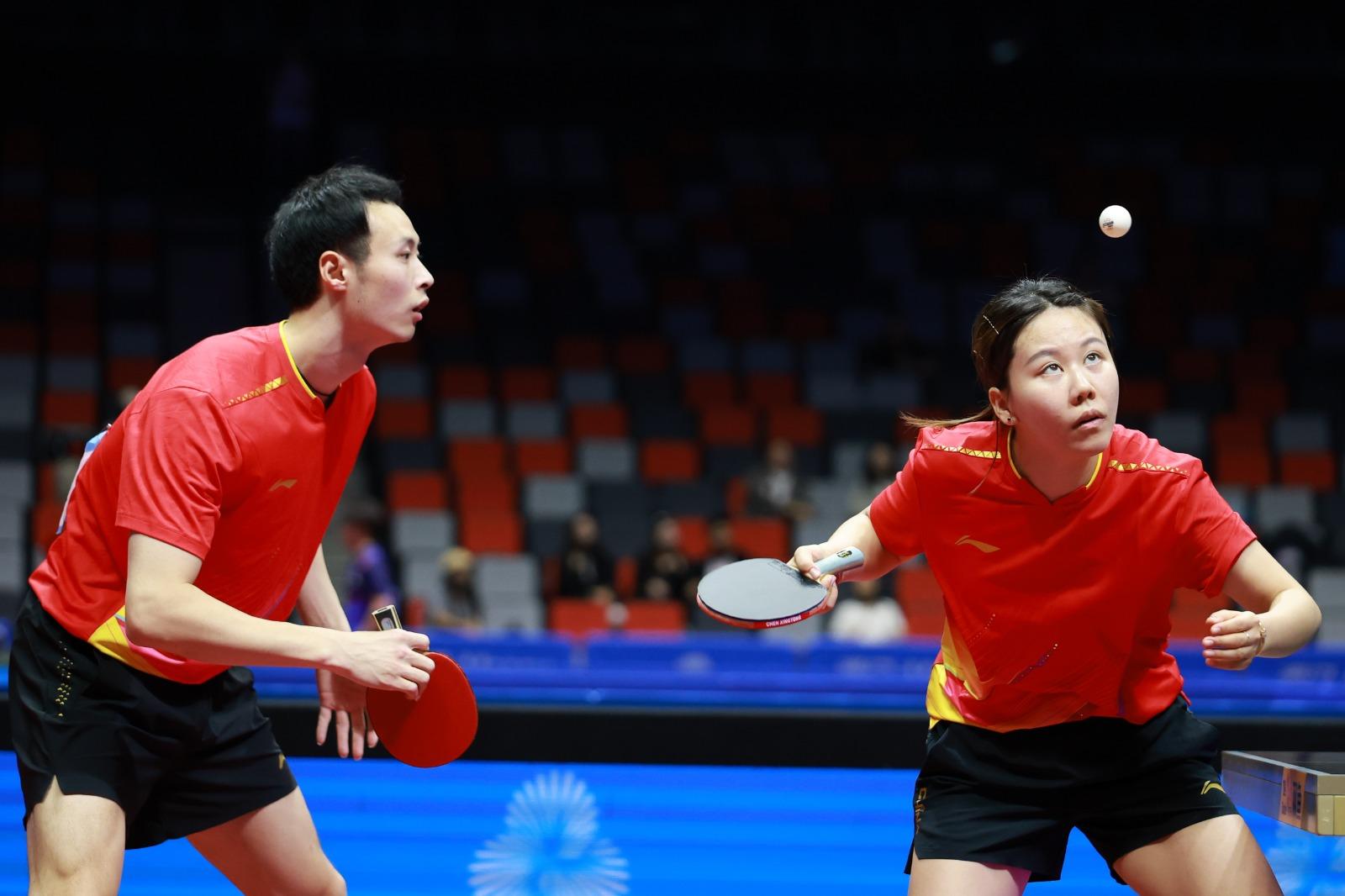 全運會|徐海東及陳幸同擊敗港隊組合黃鎮廷及杜凱琹,晉身混雙4強。(新華社)