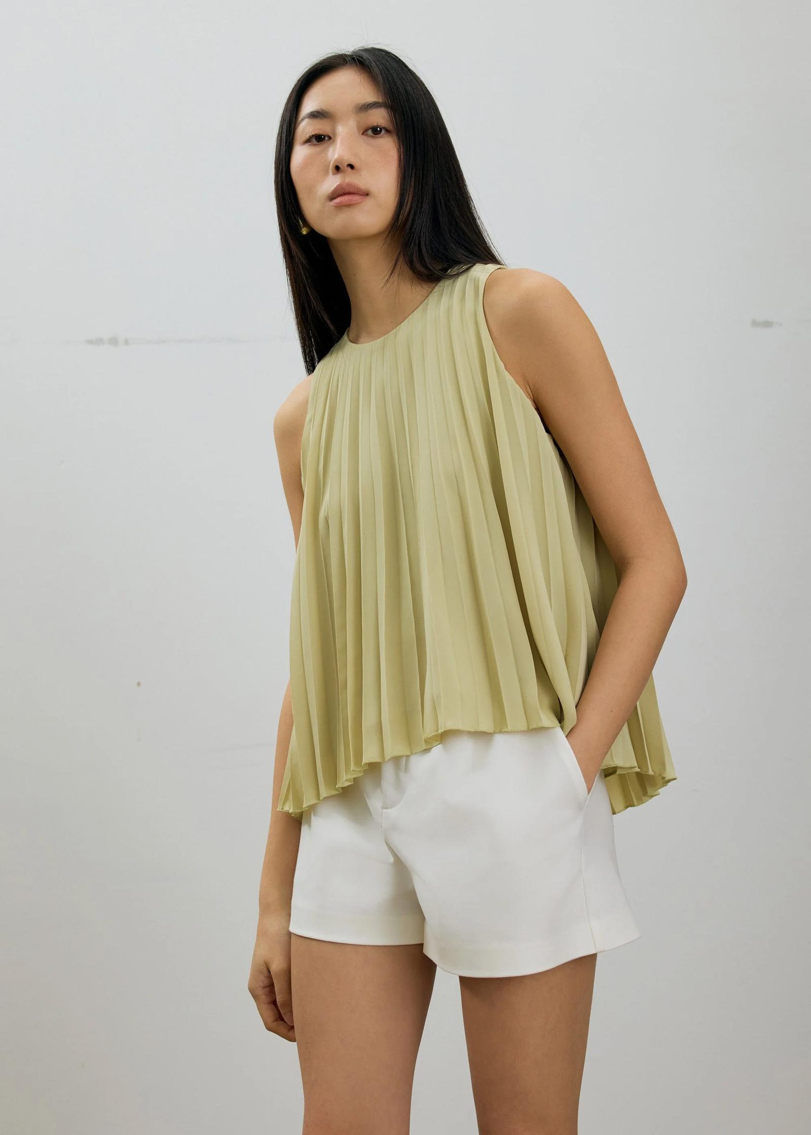 Wei Sunray Pleated Trapeze Shell Top (Matcha Latte) 原價:$319、優惠價:$225 (71折)