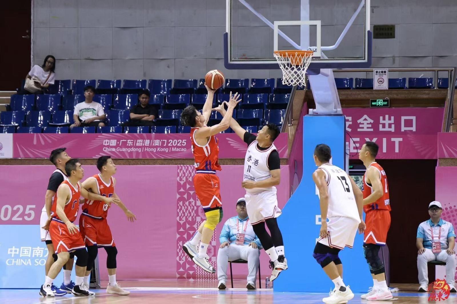 警署警長李敬倫(右四)在五人籃球賽中全力以赴。